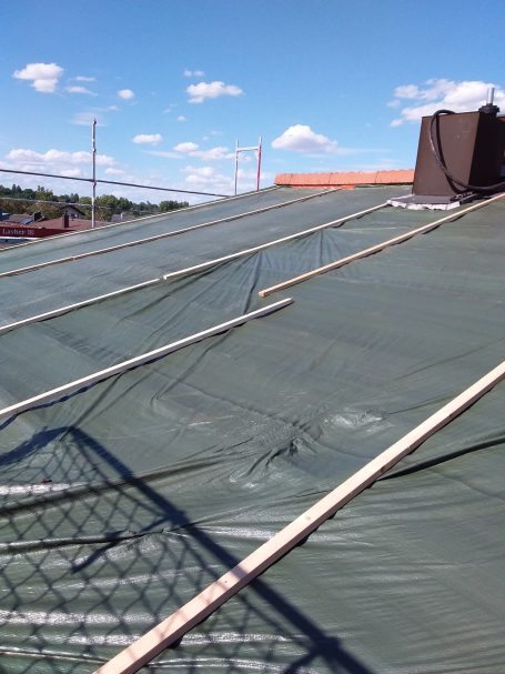 Provisorisch abgedeckt Dach nach Demontage