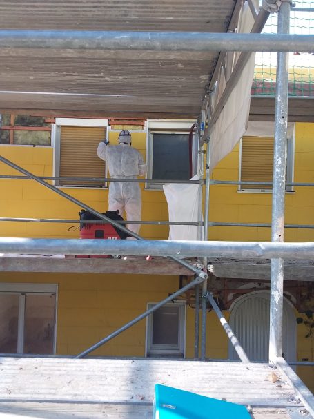 Demontage von Eternit Platten