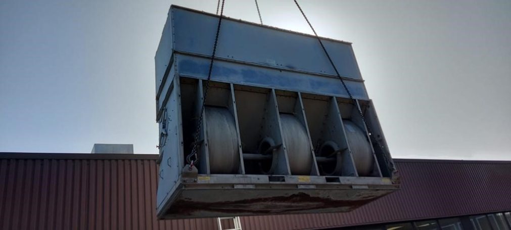 Lüftungsgerät am Kran